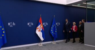Copertina di “Ho appena ricevuto un messaggio da Mosca”, il fuorionda del presidente serbo che imbarazza von der Leyen – Video