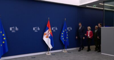 Copertina di “Ho appena ricevuto un messaggio da Mosca”, il fuorionda del presidente serbo che imbarazza von der Leyen – Video