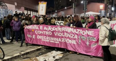 Copertina di Ragazza violentata fuori dalla metro, flash mob e corteo a Roma: “Strade buie invito alla violenza” – Video