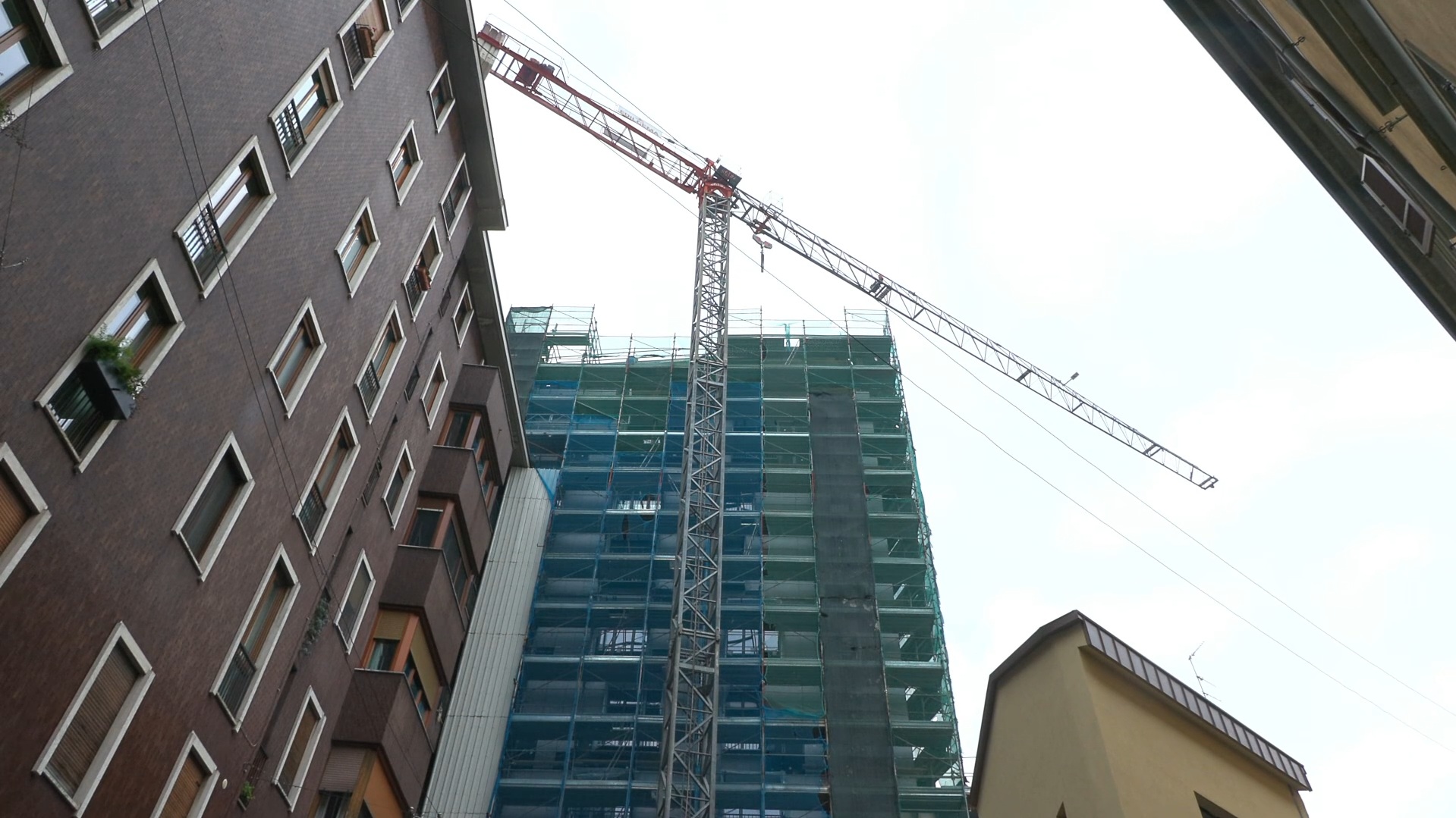 urbanistica a milano ecco il cantiere sequestrato il video della torre unico brera in costruzione
