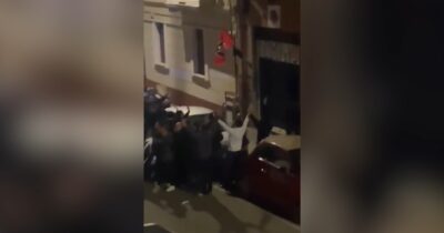Copertina di Militanti di Casapound urlano “dove sono gli antifascisti?”. E una donna risponde: “Qui, io lo sono”. Il video