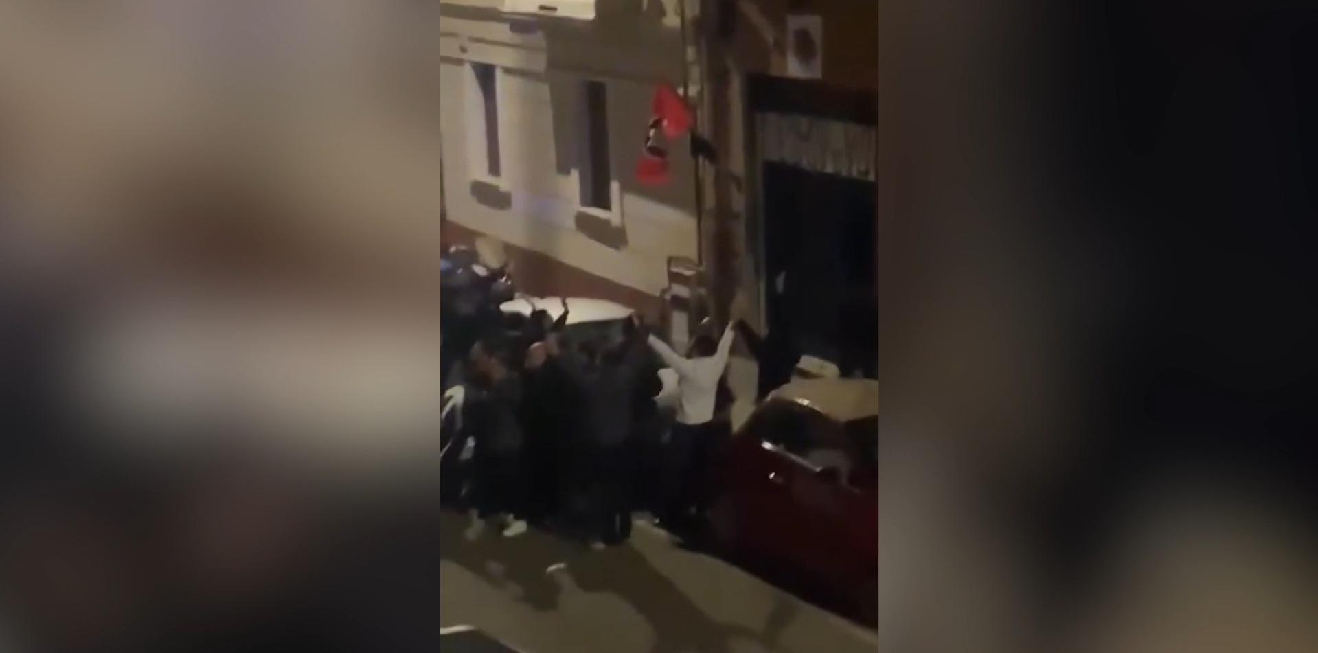 Militanti di Casapound urlano “dove sono gli antifascisti?”. E una donna risponde: “Qui, io lo sono”. Il video Militanti di Casapound urlano “dove sono gli antifascisti?”. E una donna risponde: “Qui, io lo sono”. Il video