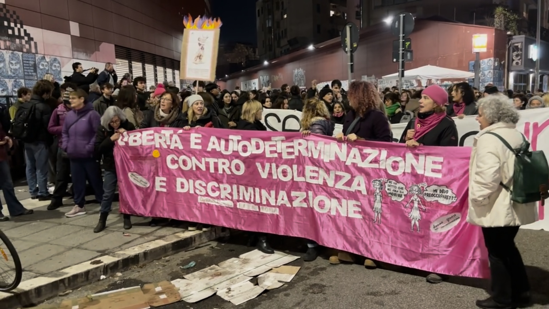 ragazza violentata fuori dalla metro flash mob e corteo a roma strade buie invito alla violenza 8211 video da Ilfattoquotidiano.it ragazza violentata fuori dalla metro flash mob e corteo a roma strade buie invito alla violenza 8211 video