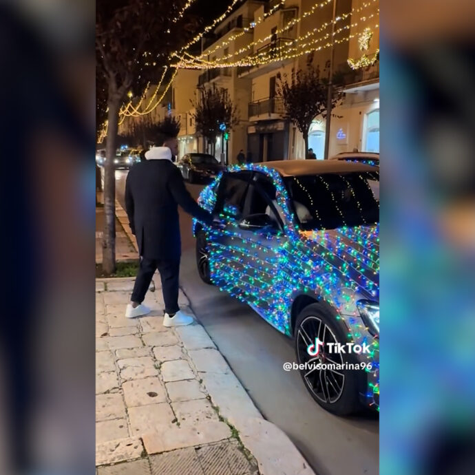 A Natale anche l’auto si “veste a festa”: così nel Barese l’automobile viene addobbata come un albero