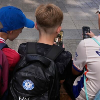 Copertina di Perché l’uso intensivo di social e videogiochi sotto i 13 anni sono un rischio. Dopo l’Australia anche la Francia verso il divieto