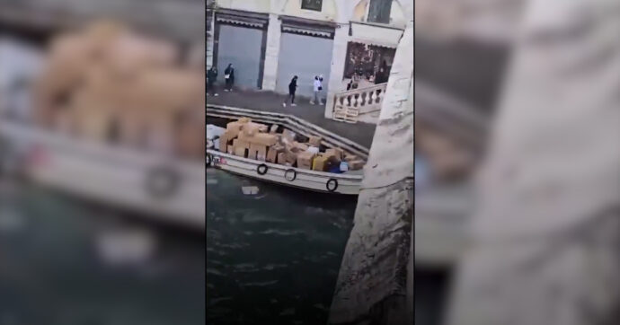 Ruba una barca piena di pacchi e si schianta contro il ponte di Rialto: incidente da film a Venezia