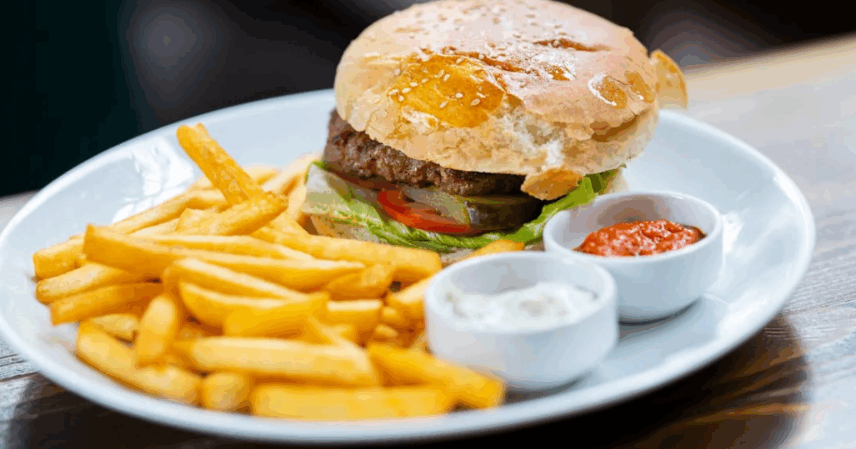 “Ordinano un piatto, ne mangiano mezza porzione e poi dicono ‘non è buono’. Lo fanno riportare in cucina e non lo pagano. Hanno speso 19 euro per 7 pietanze, è normale o è una truffa?”: lo sfogo virale su TikTok