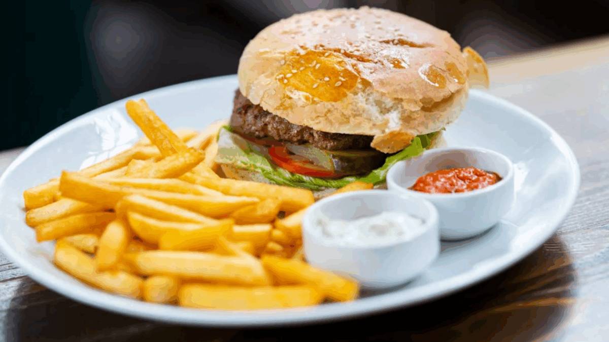 “Morivamo di fame”: sposini fuggono di nascosto dal ricevimento di nozze per mangiare un hamburger
