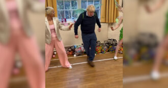 Copertina di Boris Johnson vestito da folletto (con tanto di ali) prova a ballare il “cha cha”: l’esibizione alla festa di compleanno della figlia
