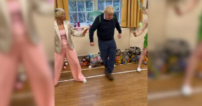 Copertina di Boris Johnson vestito da folletto (con tanto di ali) prova a ballare il “cha cha”: l’esibizione alla festa di compleanno della figlia