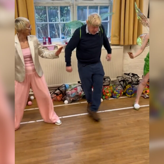 Boris Johnson vestito da folletto (con tanto di ali) prova a ballare il “cha cha”: l’esibizione alla festa di compleanno della figlia