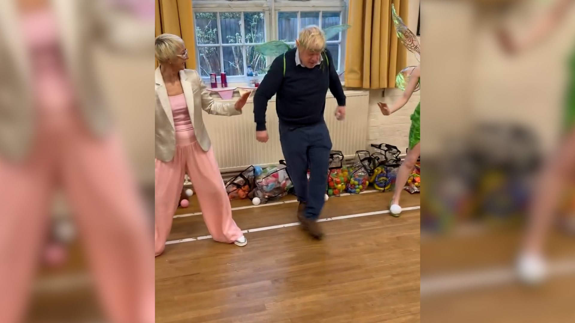 boris johnson vestito da folletto con tanto di ali prova a ballare il cha cha l8217esibizione alla festa di compleanno della figlia da Ilfattoquotidiano.it boris johnson vestito da folletto con tanto di ali prova a ballare il cha cha l8217esibizione alla festa di compleanno della figlia