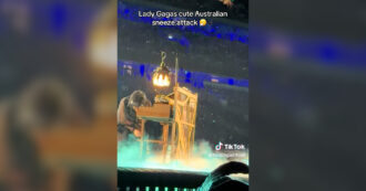 Copertina di L’attacco di starnuti è troppo forte: Lady Gaga interrompe improvvisamente il concerto mentre canta Die With a Smile – Video