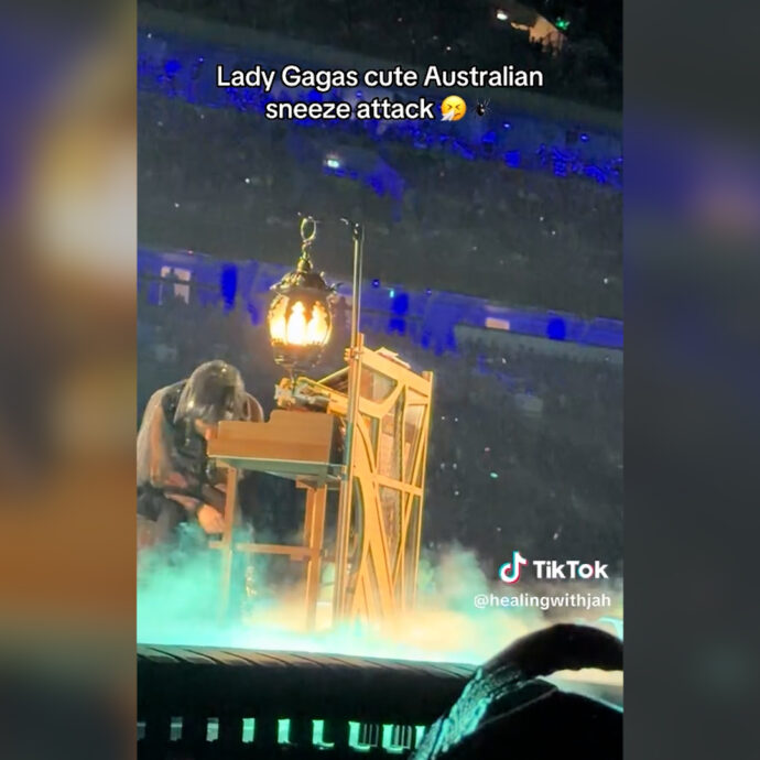 L’attacco di starnuti è troppo forte: Lady Gaga interrompe improvvisamente il concerto mentre canta Die With a Smile – Video