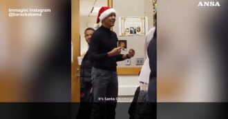 Copertina di “It’s Santa Obama”: l’ex presidente Usa incontra i bambini delle elementari e legge loro delle fiabe di Natale