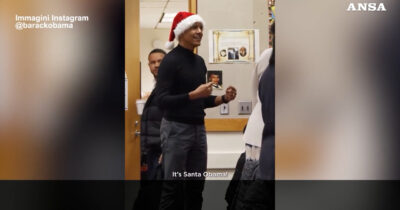 Copertina di “It’s Santa Obama”: l’ex presidente Usa incontra i bambini delle elementari e legge loro delle fiabe di Natale