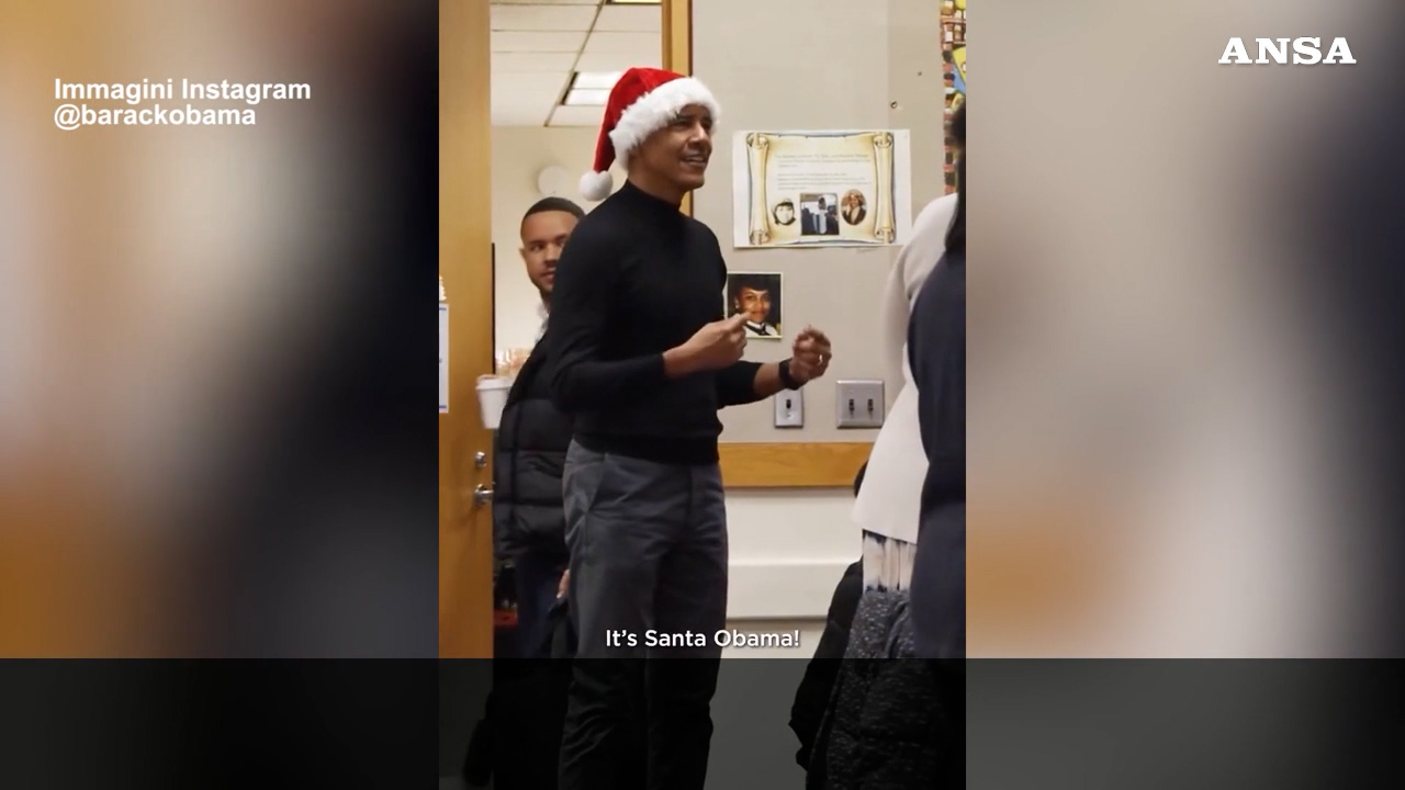 it8217s santa obama l8217ex presidente usa incontra i bambini delle elementari e legge loro delle fiabe di natale da Ilfattoquotidiano.it it8217s santa obama l8217ex presidente usa incontra i bambini delle elementari e legge loro delle fiabe di natale