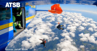Copertina di Resta impigliato alla coda dell’aereo: paura per un paracadutista salvo per un soffio – Video
