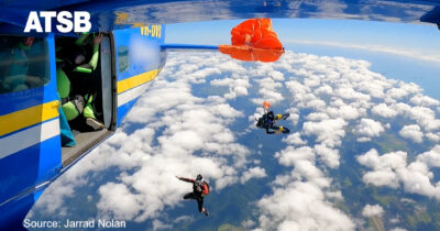 Copertina di Resta impigliato alla coda dell’aereo: paura per un paracadutista salvo per un soffio – Video