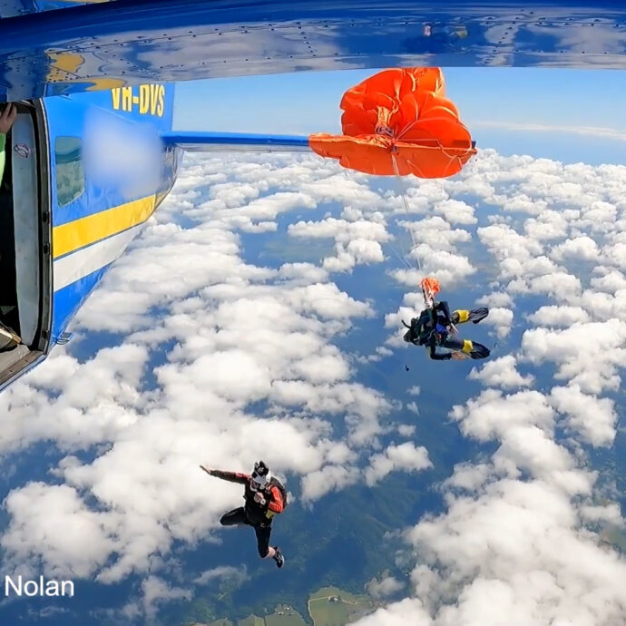 Resta impigliato alla coda dell’aereo: paura per un paracadutista salvo per un soffio – Video