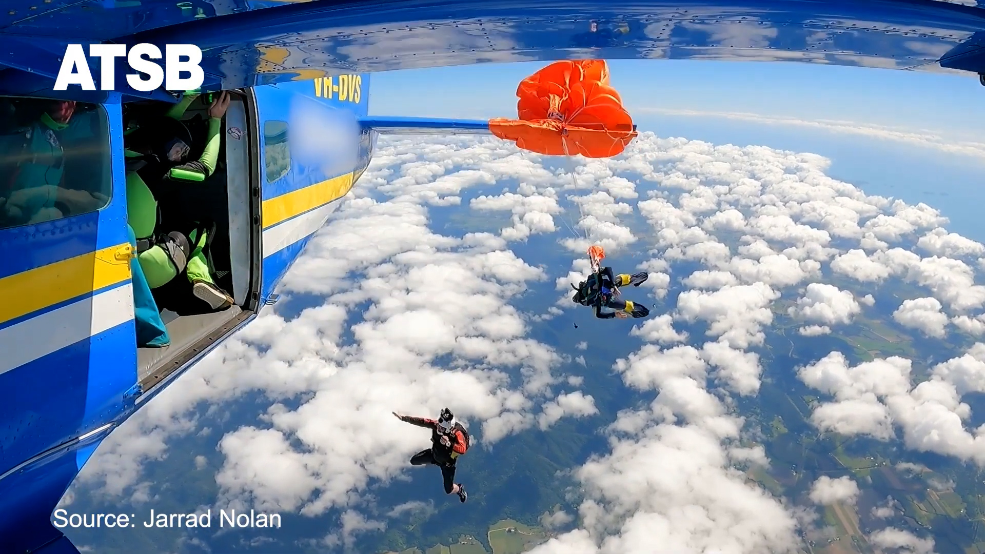 Il paracadute di riserva resta impigliato alla coda dell’aereo: paura per un paracadutista salvo per un soffio – Video Il paracadute di riserva resta impigliato alla coda dell’aereo: paura per un paracadutista salvo per un soffio – Video