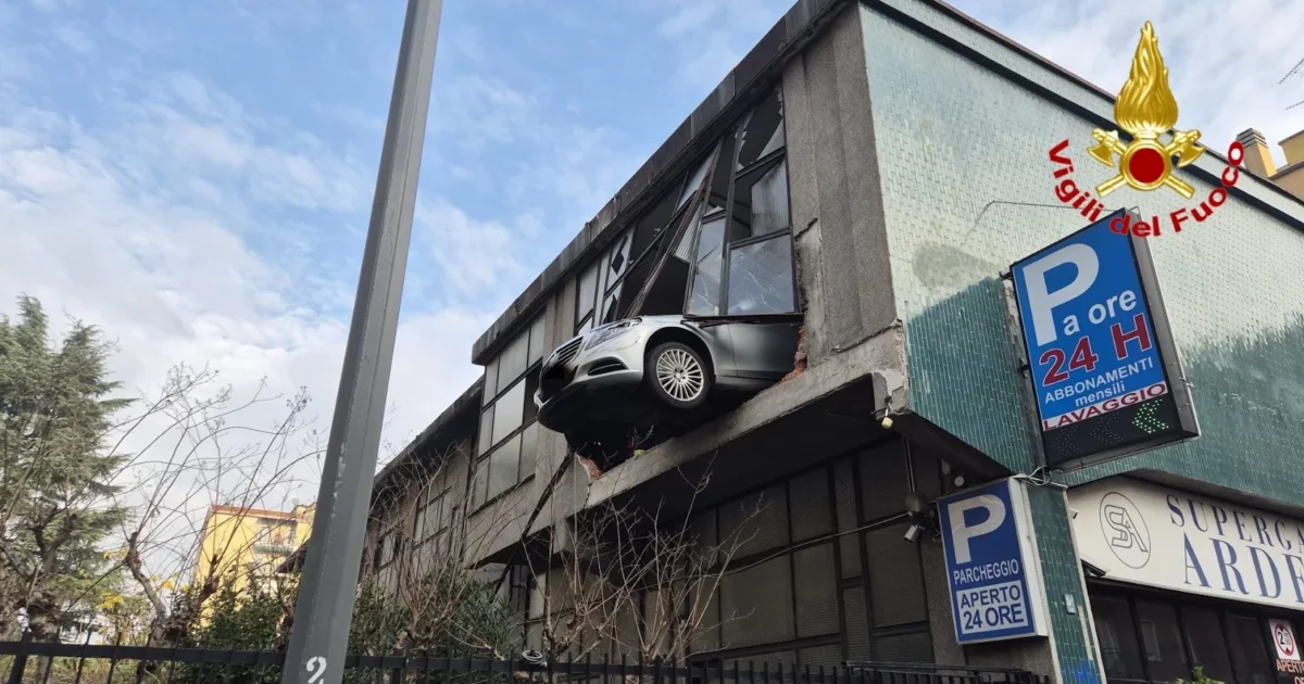 sfonda la parete con l8217auto e resta sospeso a otto metri di altezza 84enne sotto shock ma illeso da Ilfattoquotidiano.it sfonda la parete con l8217auto e resta sospeso a otto metri di altezza 84enne sotto shock ma illeso