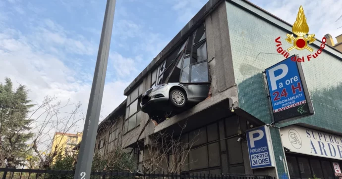 Sfonda la parete con l’auto e resta sospeso a otto metri di altezza: 84enne sotto shock ma illeso