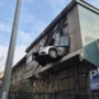 Copertina di Sfonda la parete con l’auto e resta sospeso a otto metri di altezza: 84enne sotto shock ma illeso