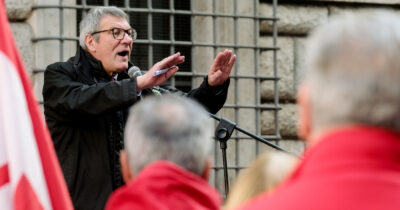 Copertina di Sciopero generale Cgil, dai trasporti alle scuole: i settori coinvolti. Landini in corteo a Firenze. Le proteste da Genova a Roma e Palermo