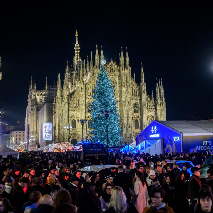 Capodanno a Milano blindato: massimo 4.500 persone in piazza Duomo e fuochi d’artificio vietati. Telecamere di sicurezza in Galleria Vittorio Emanuele II