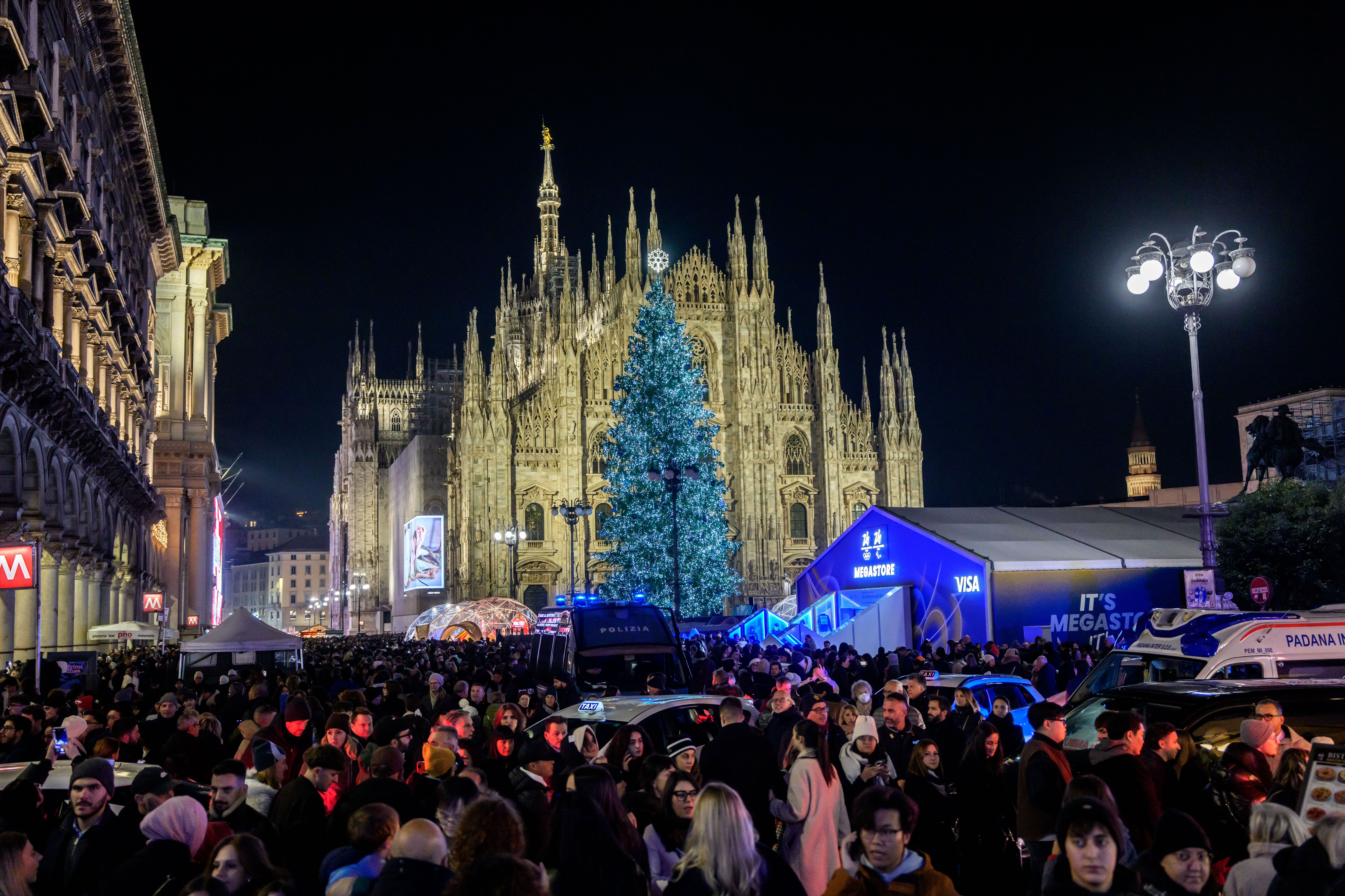 Capodanno a Milano blindato: massimo 4.500 persone in piazza Duomo e fuochi d’artificio vietati. Telecamere di sicurezza in Galleria Vittorio Emanuele II Capodanno a Milano blindato: massimo 4.500 persone in piazza Duomo e fuochi d’artificio vietati. Telecamere di sicurezza in Galleria Vittorio Emanuele II