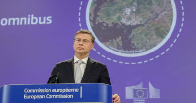 Copertina di Asset congelati, Mosca promette vendetta: “Abbiamo 300 miliardi di dollari di investimenti esteri, potremmo sequestrarli”