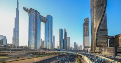 Copertina di “Un bonus di 715 euro a chi invita amici e parenti”: Dubai è in crisi, lo stratagemma del governo per recuperare turisti. Così è crollato il mito del parco giochi per ultra-ricchi e influencer