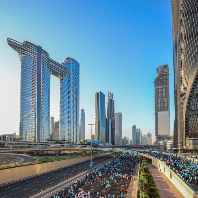 “Un bonus di 715 euro a chi invita amici e parenti”: Dubai è in crisi, lo stratagemma del governo per recuperare turisti. Così è crollato il mito del parco giochi per ultra-ricchi e influencer