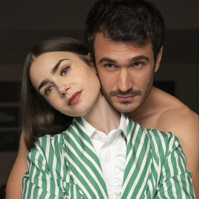 “L’ansia di essere sempre perfetti impedisce che accadano cose belle nella vita. Lasciatevi andare in amore come nel lavoro”: Lily Collins torna con “Emily In Paris”