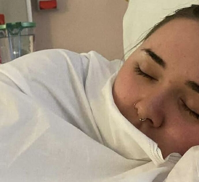 “Sono morta per sette minuti. Mio padre mi ha rianimato, lo stress mi ha quasi ucciso”: l’incredibile storia di Courtney Stocks