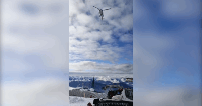 Copertina di Elicottero trasporta neve in quota per le piste da sci del Monte Bondone: “Superato il limite”. Il video