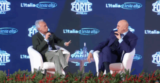 Copertina di Gaza, Travaglio parla di sterminio alla festa di FdI tra gli applausi del pubblico. E a Crosetto: “Avete fatto abbastanza?” – Video