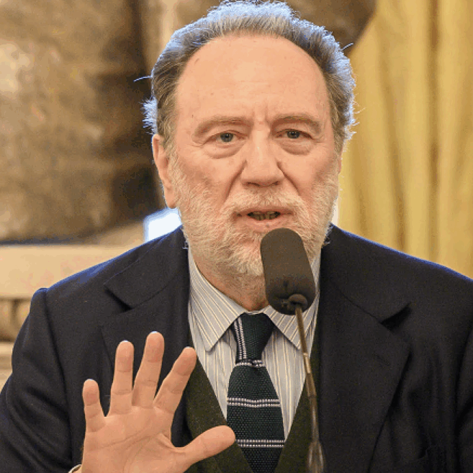 “Desidero ringraziare tutti: tornerò sul podio molto presto”: il maestro Riccardo Chailly rassicura sulle sue condizioni di salute “rapidamente migliorate”