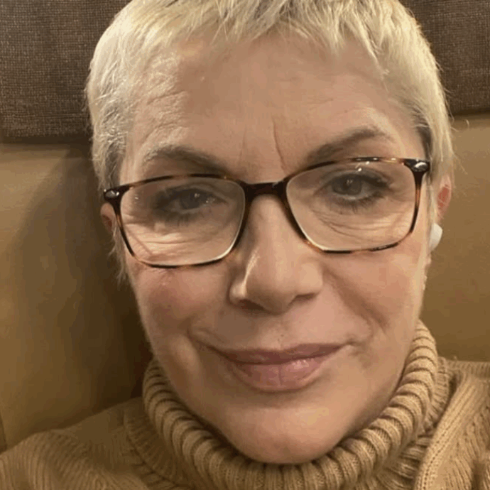 “Linfonodi puliti, la mia disavventura con il tumore finisce qui”: l’annuncio di Rosanna Banfi. Il padre Lino: “La malattia ha capito che Casa Zagaria non si tocca”