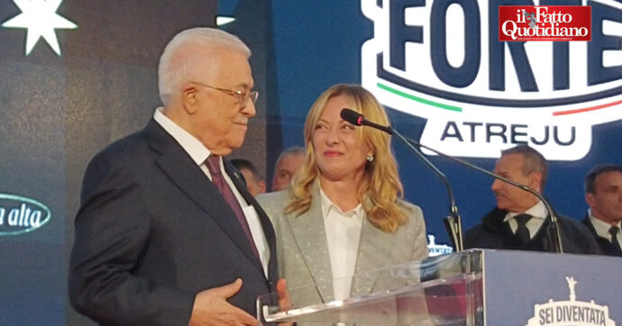 Copertina di La standing ovation di Atreju per Abu Mazen. Meloni: “La sua presenza qui fa giustizia di tante falsità sul governo” - Il discorso integrale 