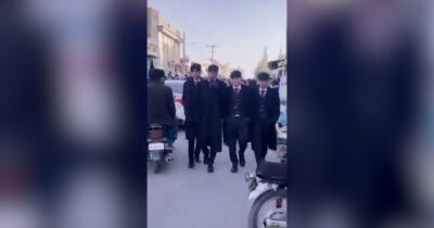 Copertina di Afghanistan, arrestati quattro giovani per essersi vestiti come i Peaky Blinders: “Violano valori islamici”