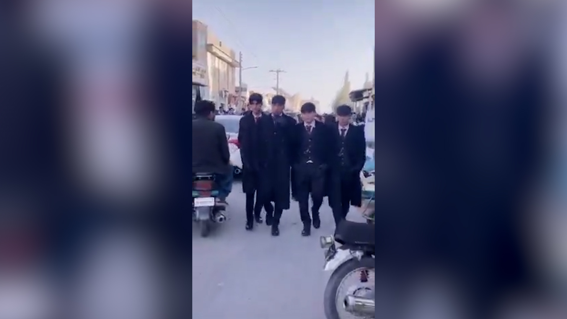 Afghanistan, arrestati quattro giovani per essersi vestiti come i Peaky Blinders: “Violano valori islamici”