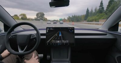 Copertina di “La macchina mi ha salvato la vita, se sono vivo é grazie a lei”: ha un infarto mentre guida, la sua Tesla se ne accorge e guida da sola verso il pronto soccorso