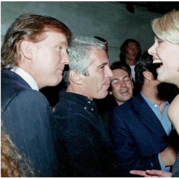 Scandalo Epstein, nuove foto dai caveau: spuntano i condom con il volto di Trump e scatti con Clinton e Allen