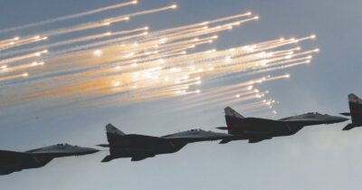 Copertina di Missili e panico: Ue e Nato armano pure le parole