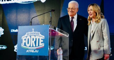 Copertina di Applausi da FdI ad Abu Mazen. Meloni gongola: “Noi importanti”