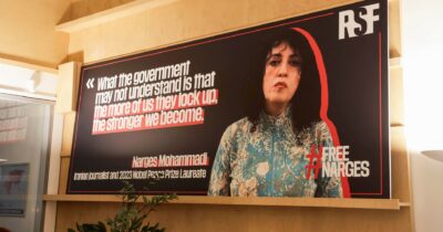 Copertina di Iran, ancora arrestata Narges Mohammadi, Nobel per la Pace 2023: non si sa dove sia