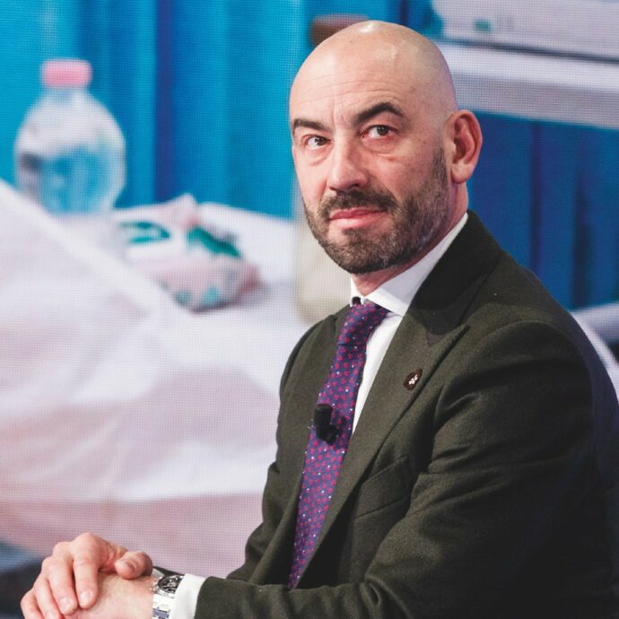 “Grazie Milano, è bello venire e trovare questa delinquenza”: Matteo Bassetti va a cena con la moglie, al ritorno trova l’auto svaligiata e i bagagli spariti