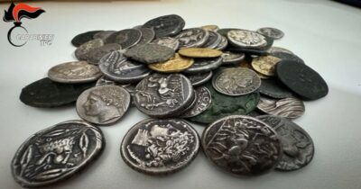 Copertina di Archeologia depredata dalla mafia, operazioni a Catanzaro e Catania: 56 misure e reperti per 17 milioni sequestrati